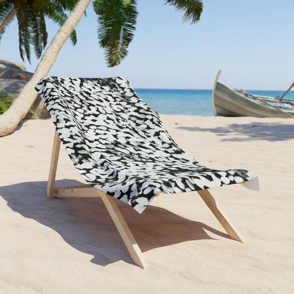 Black & White Abstract Spot Pattern Beach Towel — Modern Monochrome Seashore Towel